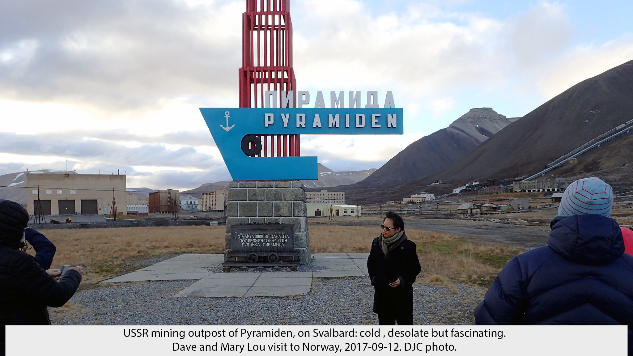 pyramiden sign